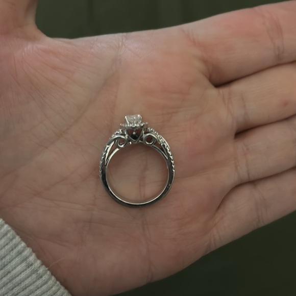 Vera wang wedding or engagement ring size 7 - Picture 2 of 4